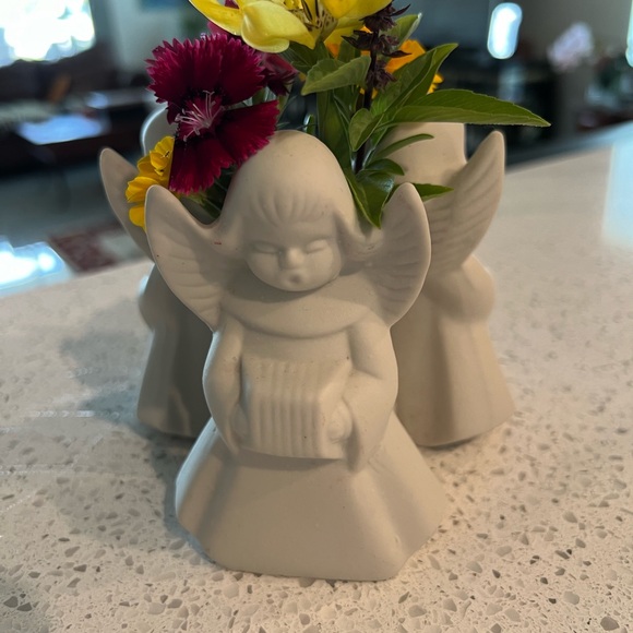 Mini Angel vase 4” tall ceramic 3 angels - Picture 2 of 4